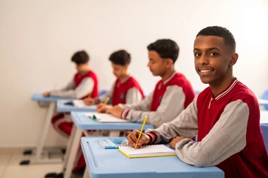 الاجتهاد في الدراسة لتحقيق النجاح والتميز الدراسي، اهداف التربية و التعليم، التعليم في المملكة العربية السعودية، تعابير تدل على التفكير العميق والتركيز، مجموعه من الطلاب العرب الخليجيون السعوديون يرتدون  الزي المدرسي يقومون بحل اسئله الامتحان