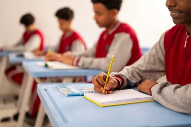 التعليم في المملكة العربية السعودية، تعابير تدل على التفكير العميق والتركيز، الاجتهاد في الدراسة لتحقيق النجاح والتميز الدراسي , اهداف التربية و التعليم، مجموعه من الطلاب العرب الخليجيون السعوديون يرتدون  الزي المدرسي يقومون بحل اسئله الامتحان