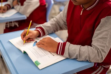 تأدية الواجبات المدرسية، مراجعة الدروس اليومية، الإستعداد للعام الدراسي الجديد، التعليم الدراسي في السعودية ، العودة إلى المدارس، المذاكرة للإختبارات المدرسية، تصوير مقرب ليد طالب عربي خليجي سعودي يقوم بحل الدروس المدرسية تأدية الواجبات المدرسية، مراجعة الدروس اليومية، الإستعداد للعام الدراسي الجديد، التعليم الدراسي في السعودية ، العودة إلى المدارس، المذاكرة للإختبارات المدرسية، تصوير مقرب ليد طالب عربي خليجي سعودي يقوم بحل الدروس المدرسية