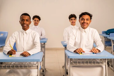 العودة إلى المدارس، الإستعداد للعام الدراسي الجديد، التعليم في السعودية، تأدية الواجبات المدرسية، مجموعة من الطلاب العربيين الخليجيين السعوديين يجلسون في مقاعدهم ويقومون بالاستماع الى شرح الدرس