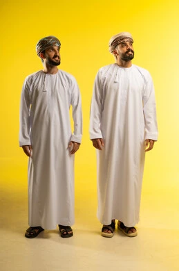 الاندماج في التفكير, الأناقة و الاهتمام بالمظهر الخارجي، بورتريه لرجلين عربيين خليجيين عمانيين يرتديان الدشداشة و العمامة ينظران بعيدا, خلفية صفراء الاندماج في التفكير, الأناقة و الاهتمام بالمظهر الخارجي، بورتريه لرجلين عربيين خليجيين عمانيين يرتديان الدشداشة و العمامة ينظران بعيدا, خلفية صفراء