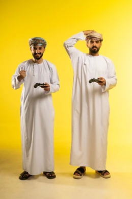 التسلية بألعاب الفيديو برفقة الأصدقاء, إيماءات وجه و يدين تدل على الانتصار، بورتريه لرجلين عربيين خليجيين عمانيين يرتديان الدشداشة و العمامة يمسكان عصا التحكم, مفهوم الفوز و الخسارة, خلفية صفراء التسلية بألعاب الفيديو برفقة الأصدقاء, إيماءات وجه و يدين تدل على الانتصار، بورتريه لرجلين عربيين خليجيين عمانيين يرتديان الدشداشة و العمامة يمسكان عصا التحكم, مفهوم الفوز و الخسارة, خلفية صفراء