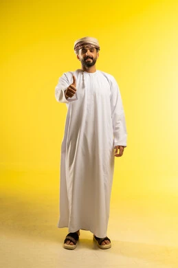 الإمتياز و التميز و النجاح، حركة تدل على القبول و الرضا، بورتريه لرجل عربي خليجي عماني يرتدي الدشداشة و العمامة يرفع أصابع الإبهام لأعلى، إيماءات السعادة والإعجاب والموافقة، خلفية صفراء