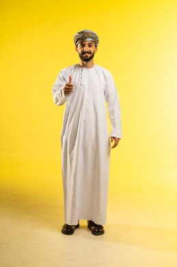 حركة تدل على القبول و الرضا، الإمتياز و التميز و النجاح، بورتريه لرجل عربي خليجي عماني يرتدي الدشداشة و العمامة يرفع أصابع الإبهام لأعلى، إيماءات السعادة و الموافقة، الجسم بالطول الكامل، خلفية صفراء