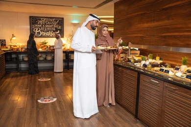 قضاء اوقات ممتعه في عطلة نهاية الاسبوع,مفهوم الاسره السعيده, زوجان عربيان اماراتيان يرتديان الزي التقليدي الاماراتي يغرفان الطعام من البوفيه المفتوح في مطعم فاخر, الاستمتاع بتناول طعام الفطور, اطباق متنوعه ومختلفه من المأكولات والمخبوزات الشهية والطارجة قضاء اوقات ممتعه في عطلة نهاية الاسبوع,مفهوم الاسره السعيده, زوجان عربيان اماراتيان يرتديان الزي التقليدي الاماراتي يغرفان الطعام من البوفيه المفتوح في مطعم فاخر, الاستمتاع بتناول طعام الفطور, اطباق متنوعه ومختلفه من المأكولات والمخبوزات الشهية والطارجة