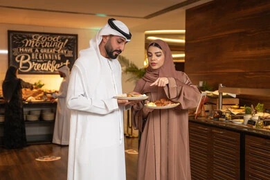 اختيار طبق الفطور ، الاستمتاع بتناول طعام الفطور، قضاء اوقات ممتعه في عطلة نهاية الاسبوع,مفهوم الاسره السعيده, زوجان عربيان اماراتيان يرتديان الزي التقليدي الاماراتي يغرفان الطعام من البوفيه المفتوح في مطعم فاخر, اطباق متنوعه ومختلفه من المأكولات والمخبوزات الشهية والطارجة اختيار طبق الفطور ، الاستمتاع بتناول طعام الفطور، قضاء اوقات ممتعه في عطلة نهاية الاسبوع,مفهوم الاسره السعيده, زوجان عربيان اماراتيان يرتديان الزي التقليدي الاماراتي يغرفان الطعام من البوفيه المفتوح في مطعم فاخر, اطباق متنوعه ومختلفه من المأكولات والمخبوزات الشهية والطارجة