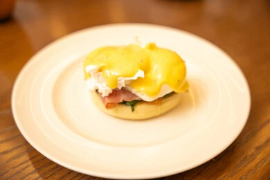 وجبات اتباع الحميات الغذائية، وجبة فطور صباحية، طعام لذيذ مليء بالبروتينات الصحية، طبق مفيد وصحي، قطع من التوست وشرائح اللحوم الباردة مع البيض المقلي