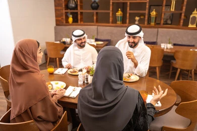 تناول وجبات طعام لذيذة، جلسة وناسة وتعارف، نقاشات و حوارات عائليه على مائدة الطعام, عائلة عربية اماراتية خليجيه يرتدون الزي التقليدي يجلسون في مطعم فاخر، قضاء أوقات عائليه ممتعه في عطلة نهاية الاسبوع, صداقات وبناء علاقات اجتماعيه تناول وجبات طعام لذيذة، جلسة وناسة وتعارف، نقاشات و حوارات عائليه على مائدة الطعام, عائلة عربية اماراتية خليجيه يرتدون الزي التقليدي يجلسون في مطعم فاخر، قضاء أوقات عائليه ممتعه في عطلة نهاية الاسبوع, صداقات وبناء علاقات اجتماعيه