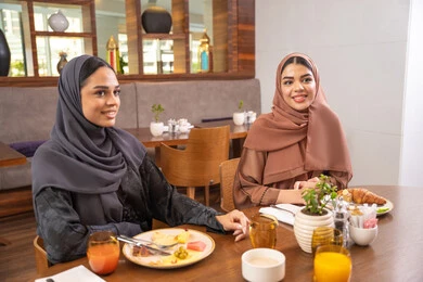 بناء علاقات إجتماعية، مطعم راقي في الامارات ، أطعمة ووجبات لذيذة، إجراء حوار ممتع بين الإصدقاء، جلسة وناسة وتعارف، صديقات عربيات خليجيات اماراتيات يجلسن في إحدى المطاعم الفاخرة تقوم بتناول الطعام، اجتماع في عطلة نهاية الأسبوع