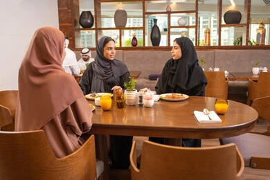 بناء علاقات إجتماعية، مطعم راقي في الامارات ، أطعمة ووجبات لذيذة، إجراء حوار ممتع بين الإصدقاء، جلسة وناسة وتعارف، صديقات عربيات خليجيات اماراتيات يجلسن في إحدى المطاعم الفاخرة تقوم بتناول الطعام، اجتماع في عطلة نهاية الأسبوع