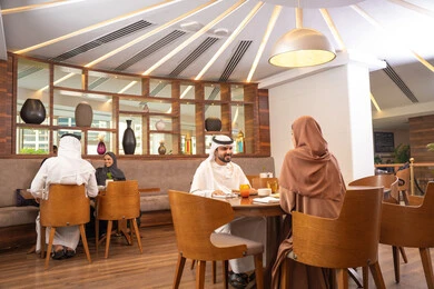 مفهوم الاسره السعيده, المحبة والمودة بين الزوجين، قضاء وقت ممتعه خارج المنزل في عطلة نهاية الاسبوع, مطعم راقي في الامارات العربية المتحدة، زوج عربي خليجي اماراتي يرتدي الكندورة والغترة يجلس مع زوجته في المطعم, تناول المأكولات الشهية مفهوم الاسره السعيده, المحبة والمودة بين الزوجين، قضاء وقت ممتعه خارج المنزل في عطلة نهاية الاسبوع, مطعم راقي في الامارات العربية المتحدة، زوج عربي خليجي اماراتي يرتدي الكندورة والغترة يجلس مع زوجته في المطعم, تناول المأكولات الشهية