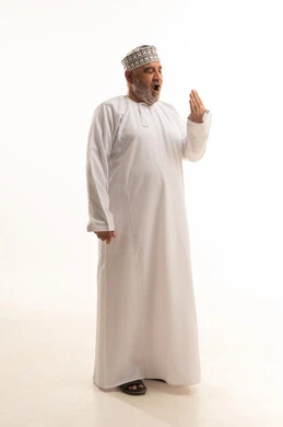 التثاؤب والخمول والحاجة إلى النوم، الإحساس بالتعب والإرهاق وضرورة اخذ قسط من الراحة، بورتريه لرجل شايب عربي خليجي عماني يرتدي الدشداشة والكمه العمانية يضع يده امام فمه بإيماءات النعاس والكسل، الجسم بالطول الكامل، خلفية بيضاء