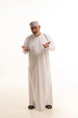 عدم التاكد والقدرة على اتخاذ القرار، التردد بشأن أمر معين، بورتريه لرجل عربي خليجي عماني يرتدي الدشداشة والعمامة يرفع كفيه نحو الأعلى بتعابير الحيرة، النظر إلى الكاميرا بإيماءات الاستغراب، صورة الجسم بالطول الكامل، خلفية بيضاء