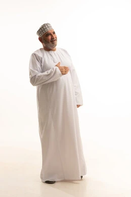 ايماءات البهجة والضحك الشديد، مفهوم الأناقة والاهتمام بالمظهر الخارجي، صورة مقربة لرجل عربي خليجي عماني يرتدي الدشداشة والكمه يضع بطنه على يده من كثرة الضحك، تعابير السرور والسعادة، الجسم بالطول الكامل ، خلفية بيضاء ايماءات البهجة والضحك الشديد، مفهوم الأناقة والاهتمام بالمظهر الخارجي، صورة مقربة لرجل عربي خليجي عماني يرتدي الدشداشة والكمه يضع بطنه على يده من كثرة الضحك، تعابير السرور والسعادة، الجسم بالطول الكامل ، خلفية بيضاء