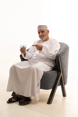 استخدام عقار الدواء بوصفة طبية, الاهتمام بالصحة والالتزام بالأوقات الصحيحة لأخذ العلاج, بورتريه مقرب لرجل كبير بالسن عربي خليجي عماني يرتدي الدشداشة والكمه يجلس على الكرسي يحمل شريط الدواء, مفهوم الطب والرعاية الطبية, خلفية بيضاء استخدام عقار الدواء بوصفة طبية, الاهتمام بالصحة والالتزام بالأوقات الصحيحة لأخذ العلاج, بورتريه مقرب لرجل كبير بالسن عربي خليجي عماني يرتدي الدشداشة والكمه يجلس على الكرسي يحمل شريط الدواء, مفهوم الطب والرعاية الطبية, خلفية بيضاء