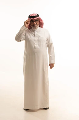 مفهوم ضعف النظر، الحاجة الى تحسين الرؤية، بورتريه لرجل عربي خليجي سعودي كبير السن يرتدي الثوب التقليدي والشماغ يضع نظارات طبية، طول الجسم بالكامل، خلفية بيضاء