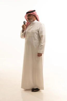 إجراء المقابلات وطرح الأسئلة، التواصل الفعال وتبادل الحوارات والنقاشات، بورتريه لرجل عربي خليجي سعودي كبير السن يرتدي الثوب التقليدي والشماغ يحمل بيده مكبر الصوت يقوم بإلقاء الخطابات، طول الجسم بالكامل، خلفية بيضاء