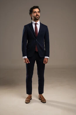 التقاط صورة شخصية للوثائق الرسمية، ايماءات الثقة بالنفس, مفهوم الاناقة والرجولة, بورتريه لرجل أعمال عربي خليجي سعودي يرتدي البدلة الرسمية بتعابير السرور والسعادة, الاهتمام بالمظهر الخارجي، خلفية بيضاء