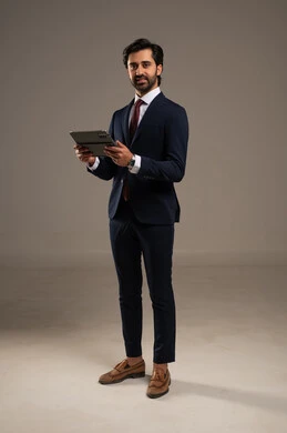 استخدام تقنية حديثة ومتطورة، إدارة شؤون الأعمال وتنظيمها، عقد إجتماع عمل عبر الإنترنت، بورتريه لرجل اعمال عربي خليجي سعودي يرتدي البدلة الرسمية يحمل بيده التابليت المحمول, دمج التكنولوجيا في الحياة العملية، الجسم بالطول الكامل، خلفية بيضاء استخدام تقنية حديثة ومتطورة، إدارة شؤون الأعمال وتنظيمها، عقد إجتماع عمل عبر الإنترنت، بورتريه لرجل اعمال عربي خليجي سعودي يرتدي البدلة الرسمية يحمل بيده التابليت المحمول, دمج التكنولوجيا في الحياة العملية، الجسم بالطول الكامل، خلفية بيضاء