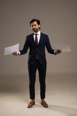 التدقيق في قراءة الملاحظات، اعداد التقارير الخاصة بالعمل، بورتريه لرجل عربي خليجي سعودي يرتدي البدلة الرسمية يحمل بيده مجموعة من الاوراق البيضاء، مراجعة ومتابعة الخطط والمشاريع المكتبية بإيماءات التركيز، خلفية بيضاء التدقيق في قراءة الملاحظات، اعداد التقارير الخاصة بالعمل، بورتريه لرجل عربي خليجي سعودي يرتدي البدلة الرسمية يحمل بيده مجموعة من الاوراق البيضاء، مراجعة ومتابعة الخطط والمشاريع المكتبية بإيماءات التركيز، خلفية بيضاء