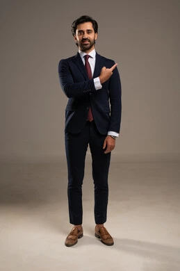 الإشارة بإصبع السبابة إلى شيء ما، ايماءات وتعابير السرور والسعادة, مفهوم الاناقة والرجولة, بورتريه لرجل أعمال عربي خليجي سعودي يرتدي البدلة الرسمية, الاهتمام بالمظهر الخارجي، الجسم بالطول الكامل، خلفية بيضاء الإشارة بإصبع السبابة إلى شيء ما، ايماءات وتعابير السرور والسعادة, مفهوم الاناقة والرجولة, بورتريه لرجل أعمال عربي خليجي سعودي يرتدي البدلة الرسمية, الاهتمام بالمظهر الخارجي، الجسم بالطول الكامل، خلفية بيضاء