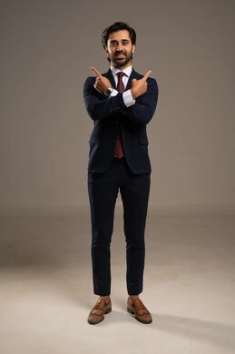الإشارة بإصبع السبابة إلى شيء ما، ايماءات وتعابير السرور والسعادة, مفهوم الاناقة والرجولة, بورتريه لرجل أعمال عربي خليجي سعودي يرتدي البدلة الرسمية, الاهتمام بالمظهر الخارجي، الجسم بالطول الكامل، خلفية بيضاء الإشارة بإصبع السبابة إلى شيء ما، ايماءات وتعابير السرور والسعادة, مفهوم الاناقة والرجولة, بورتريه لرجل أعمال عربي خليجي سعودي يرتدي البدلة الرسمية, الاهتمام بالمظهر الخارجي، الجسم بالطول الكامل، خلفية بيضاء