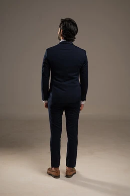 مفهوم الاناقة والرجولة, بورتريه من الخلف لرجل أعمال عربي خليجي سعودي يرتدي البدلة الرسمية, الاهتمام بالمظهر الخارجي، الجسم بالطول الكامل، خلفية بيضاء