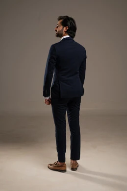 مفهوم الاناقة والرجولة, بورتريه من الخلف لرجل أعمال عربي خليجي سعودي يرتدي البدلة الرسمية, الاهتمام بالمظهر الخارجي، الجسم بالطول الكامل، خلفية بيضاء