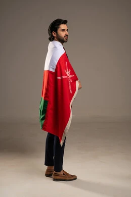 الفخر بالرموز والراية العمانية، الاحتفال بذكرى اليوم الوطني العماني، مفهوم حب الوطن والإنتماء إليه، المشاركة بالاعياد والمناسبات الوطنية، بورتريه لشاب عربي خليجي عماني يرتدي بدلة رسمية يضع على كتفه علم سلطنة عمان، الجسم بالطول الكامل، خلفية بيضاء الفخر بالرموز والراية العمانية، الاحتفال بذكرى اليوم الوطني العماني، مفهوم حب الوطن والإنتماء إليه، المشاركة بالاعياد والمناسبات الوطنية، بورتريه لشاب عربي خليجي عماني يرتدي بدلة رسمية يضع على كتفه علم سلطنة عمان، الجسم بالطول الكامل، خلفية بيضاء