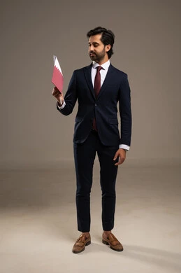 حب الوطن والانتماء إليه، الاحتفال باليوم الوطني القطري 18 ديسمبر، إحياء ذكرى تأسيس الدولة، بورتريه لرجل عربي خليجي قطري يرتدي بدلة رسمية يحمل علم قطر بايماءات الفخروالاعتزاز، رموز وثقافات وطنية, الجسم بالطول الكامل، خلفية بيضاء حب الوطن والانتماء إليه، الاحتفال باليوم الوطني القطري 18 ديسمبر، إحياء ذكرى تأسيس الدولة، بورتريه لرجل عربي خليجي قطري يرتدي بدلة رسمية يحمل علم قطر بايماءات الفخروالاعتزاز، رموز وثقافات وطنية, الجسم بالطول الكامل، خلفية بيضاء