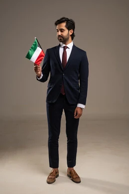 استذكار اليوم الوطني الكويتي في 25 فبراير, الاحتفال بالمناسبات والأعياد الوطنية, اظهار مشاعر الفخر بالانتماء للوطن, بورتريه لشاب عربي خليجي كويتي يرتدي الثوب بدلة رسمية يحمل علم الكويت, الاخلاص والولاء للبلاد، الجسم بالطول الكامل، خلفية بيضاء