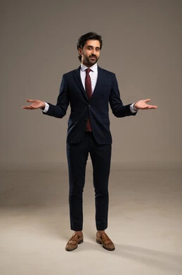 ايماءات وتعابير الحيرة وعدم المعرفة، بورتريه لرجل عربي خليجي سعودي يرتدي بدلة رسمية يضع يده على ذقنه، مفهوم الأناقة والرجولة والاهتمام بالمظهر الخارجي، الطول الكامل للجسم، خلفية بيضاء