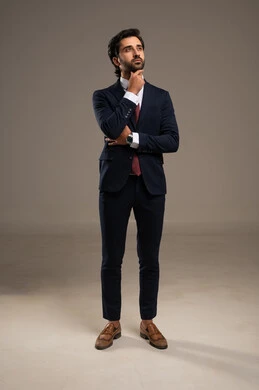 ايماءات وتعابير التفكير في أمر ما، بورتريه لرجل عربي خليجي سعودي يرتدي بدلة رسمية يضع يده على ذقنه، مفهوم الأناقة والرجولة والاهتمام بالمظهر الخارجي، الطول الكامل للجسم، خلفية بيضاء ايماءات وتعابير التفكير في أمر ما، بورتريه لرجل عربي خليجي سعودي يرتدي بدلة رسمية يضع يده على ذقنه، مفهوم الأناقة والرجولة والاهتمام بالمظهر الخارجي، الطول الكامل للجسم، خلفية بيضاء