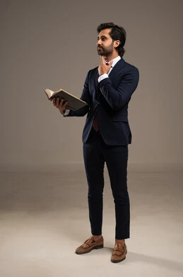 ايماءات الشرود والتفكير، التعلم والتثقيف الذاتي، مفهوم المطالعة والقراءة ، مهارة القراءة وزيادة الوعي، بورتريه لرجل أعمال عربي خليجي سعودي يرتدي البدلة الرسمية يحمل كتاب يقلب بين صفحاته لاكتساب خبرات جديدة, الجسم بالطول الكامل، خلفية بيضاء ايماءات الشرود والتفكير، التعلم والتثقيف الذاتي، مفهوم المطالعة والقراءة ، مهارة القراءة وزيادة الوعي، بورتريه لرجل أعمال عربي خليجي سعودي يرتدي البدلة الرسمية يحمل كتاب يقلب بين صفحاته لاكتساب خبرات جديدة, الجسم بالطول الكامل، خلفية بيضاء