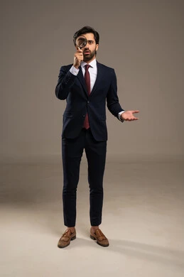 الفحص والاستكشاف والرؤية عن قرب، مفهوم توضيح الصورة، بورتريه لرجل عربي خليجي سعودي يرتدي الزي الرسمي ينظر من خلال العدسة المكبرة، التدقيق والتركيز باستخدام الأدوات البصرية، صورة لكامل الجسم، خلفية بيضاء