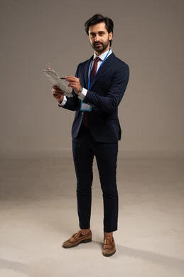 قراءة وتدقيق التقارير، الأناقة والرجولة والاهتمام بالمظهر الخارجي, الوقوف بإيماءات الجدية والثقة بالنفس, بورتريه لرجل أعمال عربي خليجي سعودي يرتدي الزي الرسمي يضع هوية شخصية بشريط أزرق, الجسم بالطول الكامل, خلفية بيضاء قراءة وتدقيق التقارير، الأناقة والرجولة والاهتمام بالمظهر الخارجي, الوقوف بإيماءات الجدية والثقة بالنفس, بورتريه لرجل أعمال عربي خليجي سعودي يرتدي الزي الرسمي يضع هوية شخصية بشريط أزرق, الجسم بالطول الكامل, خلفية بيضاء