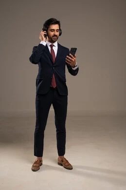 الاستمتاع بالموسيقى أو بمحتوى صوتي، الاهتمام بالمظهر الخارجي والثقة بالنفس، بورتريه لرجل أعمال عربي خليجي سعودي يرتدي البدلة الرسمية يقف ويضع سماعات الرأس ويحمل هاتف محمول, إجراء مكالمات فيديو أو اجتماعات عبر الإنترنت، خلفية بيضاء الاستمتاع بالموسيقى أو بمحتوى صوتي، الاهتمام بالمظهر الخارجي والثقة بالنفس، بورتريه لرجل أعمال عربي خليجي سعودي يرتدي البدلة الرسمية يقف ويضع سماعات الرأس ويحمل هاتف محمول, إجراء مكالمات فيديو أو اجتماعات عبر الإنترنت، خلفية بيضاء