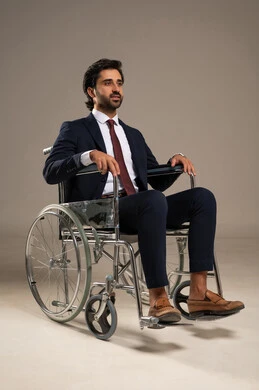 تأمين اجهزة ومعدات تساعد بالحركة والتنقل، العنايه بأصحاب الهمم وتأمين احتياجاتهم الخاصة، بورتريه لرجل مريض عربي سعودي خليجي من ذوي الاحتياجات الخاصه يجلس على كرسي متحرك، شعور المعاقين بالإنتماء والتقدير والإحترام في المملكة، خلفيه بيضاء تأمين اجهزة ومعدات تساعد بالحركة والتنقل، العنايه بأصحاب الهمم وتأمين احتياجاتهم الخاصة، بورتريه لرجل مريض عربي سعودي خليجي من ذوي الاحتياجات الخاصه يجلس على كرسي متحرك، شعور المعاقين بالإنتماء والتقدير والإحترام في المملكة، خلفيه بيضاء