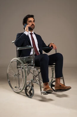اجراء مكالمة هاتفية، إدارة شؤون الأعمال وتنظيمها عبر الاجهزة التقنية، دمج العمل مع التقنية والتكنولوجيا، بورتريه لرجل عربي خليجي سعودي من ذوي الاحتياجات الخاصة يرتدي الزي الرسمي يجلس على كرسي متحرك يحمل جهاز الجوال المحمول, خلفية بيضاء اجراء مكالمة هاتفية، إدارة شؤون الأعمال وتنظيمها عبر الاجهزة التقنية، دمج العمل مع التقنية والتكنولوجيا، بورتريه لرجل عربي خليجي سعودي من ذوي الاحتياجات الخاصة يرتدي الزي الرسمي يجلس على كرسي متحرك يحمل جهاز الجوال المحمول, خلفية بيضاء