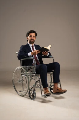 مفهوم القراءة والمطالعة والتثقف, قضاء وقت الفراغ بالتعلم والثقافة، حب المطالعة و الاستكشاف , ذوي الإحتياجات الخاصة والهمم, بورتريه لشاب عربي خليجي سعودي يرتدي البدلة الرسمية يجلس على كرسي متحرك ويمسك بيديه كتاب, خلفية بيضاء مفهوم القراءة والمطالعة والتثقف, قضاء وقت الفراغ بالتعلم والثقافة، حب المطالعة و الاستكشاف , ذوي الإحتياجات الخاصة والهمم, بورتريه لشاب عربي خليجي سعودي يرتدي البدلة الرسمية يجلس على كرسي متحرك ويمسك بيديه كتاب, خلفية بيضاء