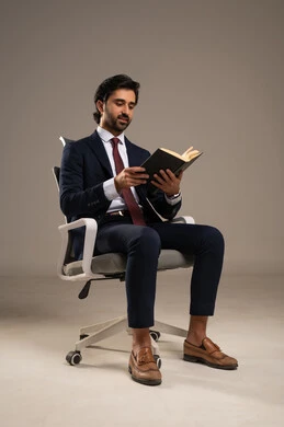 هواية المطالعة والاستكشاف، مفهوم التثقيف والبحث العلمي، قضاء الوقت بالقراءة والتعلم والثقافة، قضاء وقت الفراغ بالتعلم والثقافة، بورتريه لرجل عربي خليجي سعودي مبتسم يرتدي البدلة الرسمية يحمل بيده كتاب, خلفية بيضاء هواية المطالعة والاستكشاف، مفهوم التثقيف والبحث العلمي، قضاء الوقت بالقراءة والتعلم والثقافة، قضاء وقت الفراغ بالتعلم والثقافة، بورتريه لرجل عربي خليجي سعودي مبتسم يرتدي البدلة الرسمية يحمل بيده كتاب, خلفية بيضاء