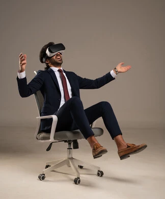 الاندماج و التفاعل مع الواقع الافتراضي, محاكاة العالم الخيالي,  استخدام جهاز تقني حديث، محاولة النقر على شيء ما, بورتريه لرجل عربي خليجي سعودي يرتدي البدلة الرسمية يجلس على كرسي مريح يضع نظارات ثلاثية الأبعاد يقوم برفع اصبع السبابة للاعلى، خلفية بيضاء