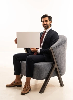 عرض لوحة فارغة، حملات اعلانية وتسويق، موك اب مستطيل ابيض، مفوم الاناقة والجمال والرجولة، أنشطة شبابية ترفيهية، بورتريه لشاب عربي خليجي سعودي يرتدي الطقم الرسمي ويجلس على اريكة مريحة يحمل لوحة مستطيلة بيضاء, خلفية بيضاء عرض لوحة فارغة، حملات اعلانية وتسويق، موك اب مستطيل ابيض، مفوم الاناقة والجمال والرجولة، أنشطة شبابية ترفيهية، بورتريه لشاب عربي خليجي سعودي يرتدي الطقم الرسمي ويجلس على اريكة مريحة يحمل لوحة مستطيلة بيضاء, خلفية بيضاء