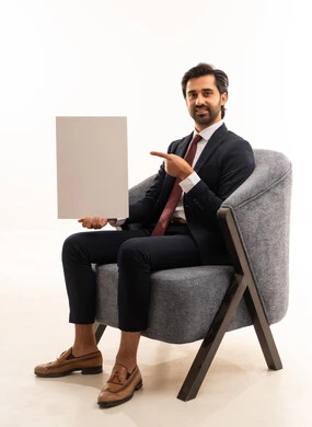 رفع اصبع السبابة والاشارة للوحة، حملات اعلانية وتسويق، موك اب مستطيل ابيض، مفوم الاناقة والجمال والرجولة، أنشطة شبابية ترفيهية، بورتريه لشاب عربي خليجي سعودي يرتدي الطقم الرسمي ويجلس على اريكة مريحة يحمل لوحة مستطيلة بيضاء, خلفية بيضاء رفع اصبع السبابة والاشارة للوحة، حملات اعلانية وتسويق، موك اب مستطيل ابيض، مفوم الاناقة والجمال والرجولة، أنشطة شبابية ترفيهية، بورتريه لشاب عربي خليجي سعودي يرتدي الطقم الرسمي ويجلس على اريكة مريحة يحمل لوحة مستطيلة بيضاء, خلفية بيضاء