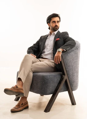 ارتداء ساعة يد باهظة الثمن، إيماءات القوة والثقة، مفهوم الاناقة والجمال، مفهوم الشكر والامتنان، الاهتمام بالصحة واللياقة الجسدية، بورتريه لشاب عربي خليجي سعودي يرتدي الطقم الرسمي يجلس على اريكة مريحة باللون الرمادي بثقة وعزة نفس، خلفية بيضاء ارتداء ساعة يد باهظة الثمن، إيماءات القوة والثقة، مفهوم الاناقة والجمال، مفهوم الشكر والامتنان، الاهتمام بالصحة واللياقة الجسدية، بورتريه لشاب عربي خليجي سعودي يرتدي الطقم الرسمي يجلس على اريكة مريحة باللون الرمادي بثقة وعزة نفس، خلفية بيضاء