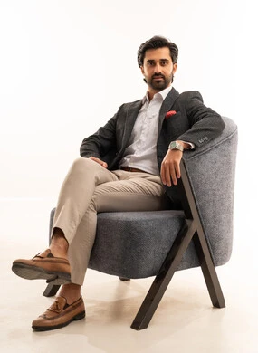 النظر الى الكاميرا بإيماءات القوة والثقة، مفهوم الاناقة والجمال، مفهوم الشكر والامتنان، الاهتمام بالصحة واللياقة الجسدية، بورتريه لشاب عربي خليجي سعودي يرتدي الطقم الرسمي يجلس على اريكة مريحة باللون الرمادي بثقة وعزة نفس، خلفية بيضاء النظر الى الكاميرا بإيماءات القوة والثقة، مفهوم الاناقة والجمال، مفهوم الشكر والامتنان، الاهتمام بالصحة واللياقة الجسدية، بورتريه لشاب عربي خليجي سعودي يرتدي الطقم الرسمي يجلس على اريكة مريحة باللون الرمادي بثقة وعزة نفس، خلفية بيضاء