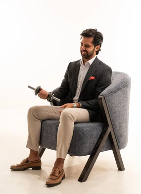 رفع الأوزان الحديدية الثقيلة، ممارسة التمارين الرياضية مع الدمبل, بورتريه لرجل أعمال عربي خليجي سعودي يرتدي البدلة الرسمية يجلس على كرسي مريح يرفع الأثقال (الدمبلز), الاهتمام بالمظهر الخارجي، خلفية بيضاء رفع الأوزان الحديدية الثقيلة، ممارسة التمارين الرياضية مع الدمبل, بورتريه لرجل أعمال عربي خليجي سعودي يرتدي البدلة الرسمية يجلس على كرسي مريح يرفع الأثقال (الدمبلز), الاهتمام بالمظهر الخارجي، خلفية بيضاء