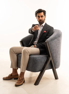 مفهوم الاناقة والرجولة, الإشارة بإصبع السبابة إلى الامام، بورتريه لرجل أعمال عربي خليجي سعودي يرتدي البدلة الرسمية يجلس على كرسي مريح, الاهتمام بالمظهر الخارجي، خلفية بيضاء مفهوم الاناقة والرجولة, الإشارة بإصبع السبابة إلى الامام، بورتريه لرجل أعمال عربي خليجي سعودي يرتدي البدلة الرسمية يجلس على كرسي مريح, الاهتمام بالمظهر الخارجي، خلفية بيضاء