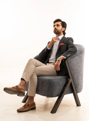 مفهوم الرجولة والأناقة والاهتمام بالمظهر الخارجي، بورتريه لرجل أعمال عربي خليجي سعودي يرتدي البدلة الرسمية يجلس على كرسي مريح بإيماءات الثقة بالنفس, خلفية بيضاء مفهوم الرجولة والأناقة والاهتمام بالمظهر الخارجي، بورتريه لرجل أعمال عربي خليجي سعودي يرتدي البدلة الرسمية يجلس على كرسي مريح بإيماءات الثقة بالنفس, خلفية بيضاء