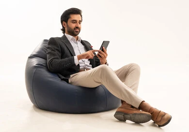 استخدام تقنية حديثة ومتطورة، دمج التكنولوجيا في الحياة العملية، إدارة شؤون العمل وتنظيمها عبر الإنترنت، بورتريه لرجل اعمال عربي خليجي سعودي يرتدي البدلة الرسمية يجلس على كرسي بين بادج مريح يحمل بيده الهاتف المحمول, خلفية بيضاء استخدام تقنية حديثة ومتطورة، دمج التكنولوجيا في الحياة العملية، إدارة شؤون العمل وتنظيمها عبر الإنترنت، بورتريه لرجل اعمال عربي خليجي سعودي يرتدي البدلة الرسمية يجلس على كرسي بين بادج مريح يحمل بيده الهاتف المحمول, خلفية بيضاء